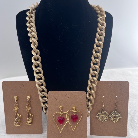 4 Pieces of Avon Jewelry - 3 pair of earrings and 1 necklace. Vintage - Picture 1 of 15